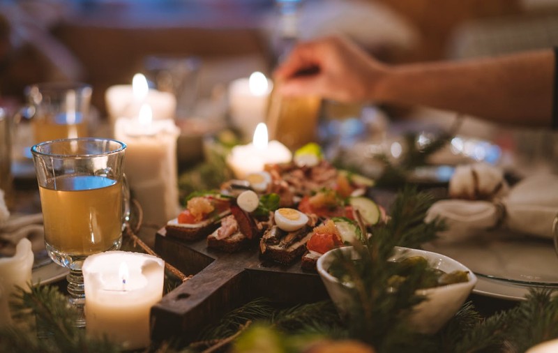 Cum să supraviețuiești maratonului culinar de Sărbători: ghid practic pentru a evita stările de rău după mesele copioase