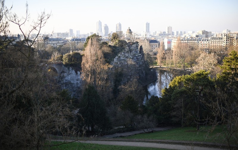 Descoperire macabră într-un parc din Paris. Trupul dezmembrat al unei femei, găsit într-un sac