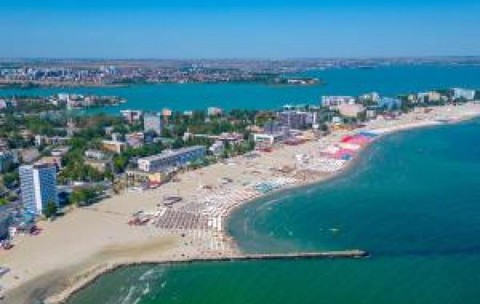 Stațiunea de pe litoral unde șezlongul este 25 de lei. Vacanța de vară s-a prelungit pentru unii turiști