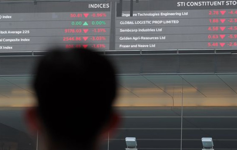 BREXIT | Curs valutar vineri - Bursa de la Londra în cădere cu 8%, acțiunile băncilor s-au prăbușit