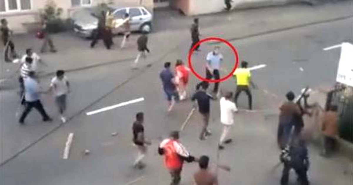 Cine este polițistul care a intrat singur în mijlocul rromilor de la Tg. Neamț. Ovidiu Busuioc, acuzat de curaj nebun