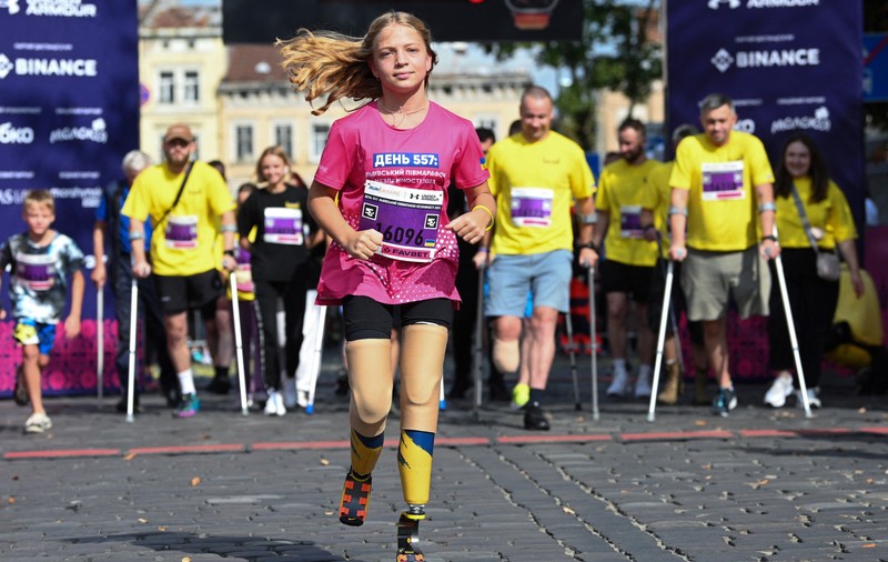 „Da! Și eu pot s-o fac!”. Iana, fata de 12 ani care și-a pierdut ambele picioare în atacul asupra gării din Kramatorsk, a alergat la un semimaraton | FOTO