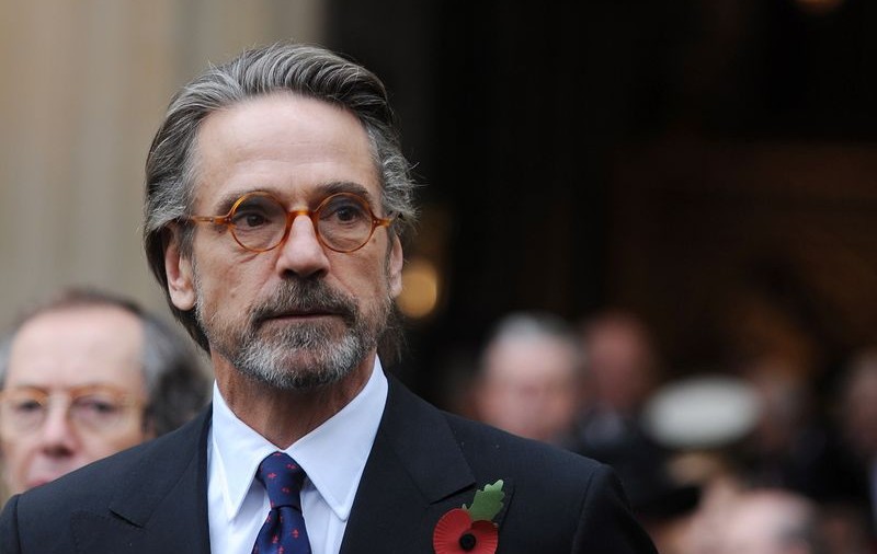 Jeremy Irons: "Peste tot vezi doar haine. Oare de câte haine avem nevoie?"