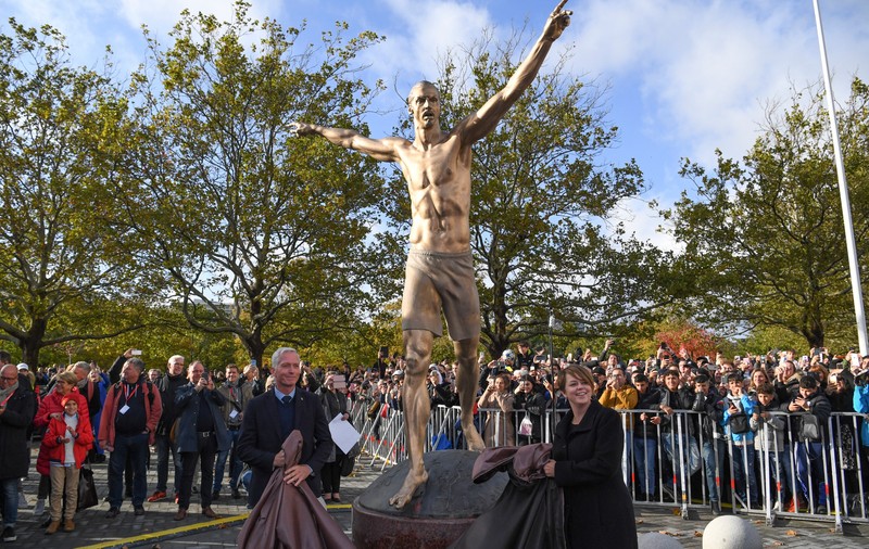 Fani vor să dea jos statuia lui Zlatan Ibrahimovici din Malmo. Suporterii i-au vandalizat și casa din Stockholm