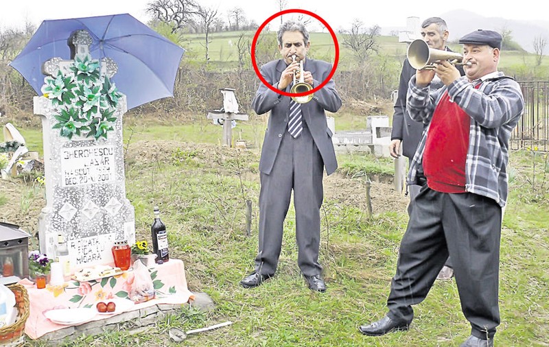 Cu fanfara în cimitir