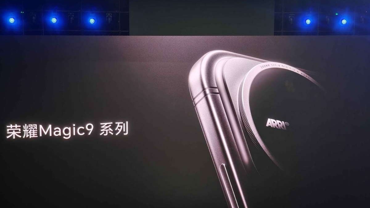 Imagine cu Honor Magic9, prezentată în timpul lansării Honor Robot Phone.