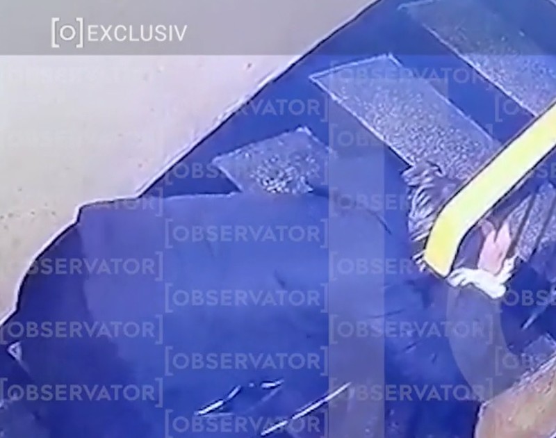 Femeia urcă două etaje în genunchi, timp de 20 de minute. Foto: Captură video Observator News