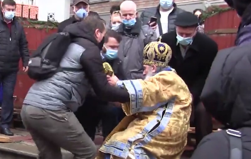Incident la slujba de sfințire a apei de Bobotează din Constanța. ÎPS Teodosie s-a împiedicat și a căzut