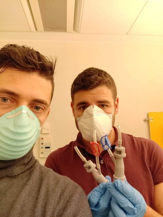 Christian Fracassi (stânga) a scanat și printat 3D valvele pentru ventilator. Sursă: Christian Fracassi.