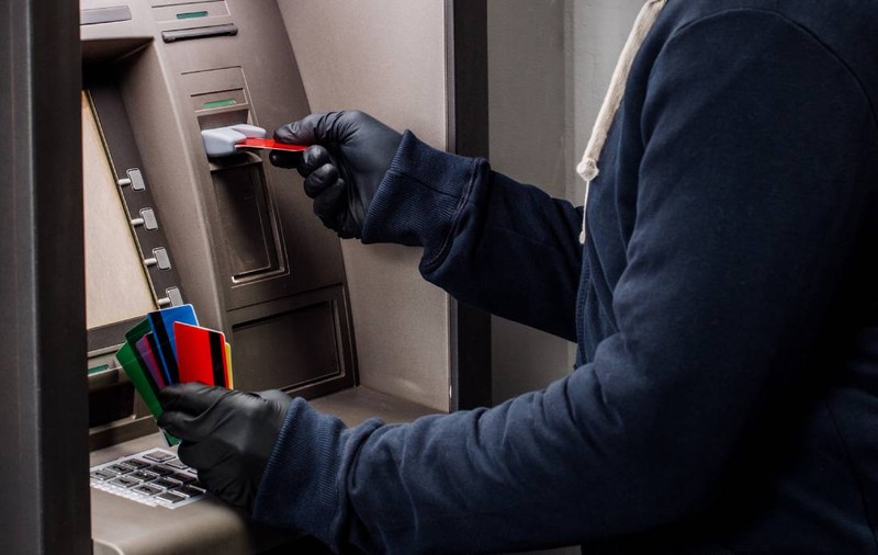 Un român care a furat peste 500.000 de dolari din bancomate în SUA a fugit în Italia, unde a fost prins chiar în fața casei