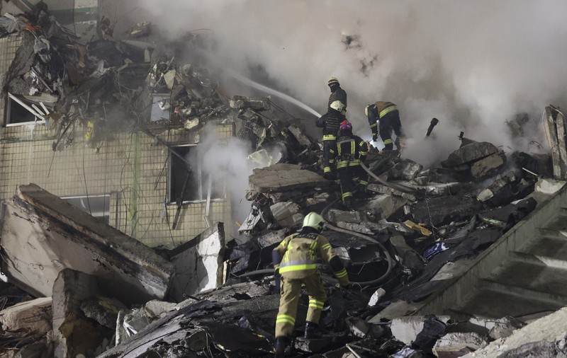 Război în Ucraina, ziua 326 | 30 de oameni, scoși fără viață din ruinele blocului bombardat de ruși în Dnipro. Căutările continuă