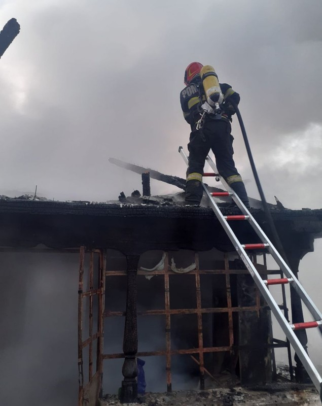 O biserică veche de aproape 300 de ani din Vâlcea, monument istoric, distrusă într-un incendiu
