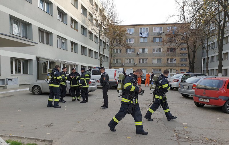 Locatarii din blocul morții din Timișoara: ”Așteptăm să intrăm în locuințe. Nimeni nu ne spune nimic”