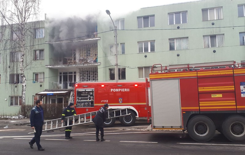 UPDATE. Incendiu în Brașov, la o garsonieră. Trei persoane au fost rănite