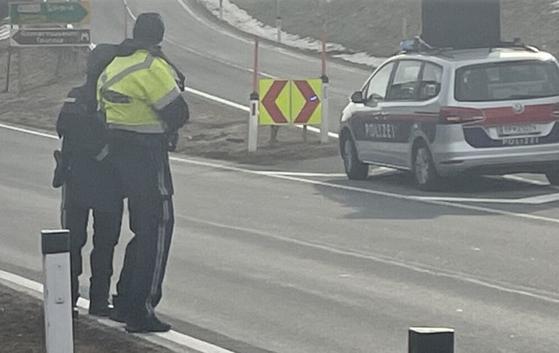 Camion furat în timp ce era descărcat, într-un oraș din Austria. Hoțul le-a spus polițiștilor că era în căutarea unui loc unde să doarmă