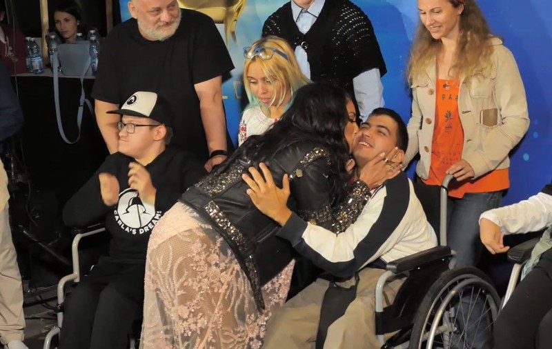 EXCLUSIV/Cine este băiatul pe care l-a pupat Nicole Scherzinger la Cerbul de Aur 2018!  Vlad e imobilizat în scaun rulant și orfan de mamă (VIDEO)