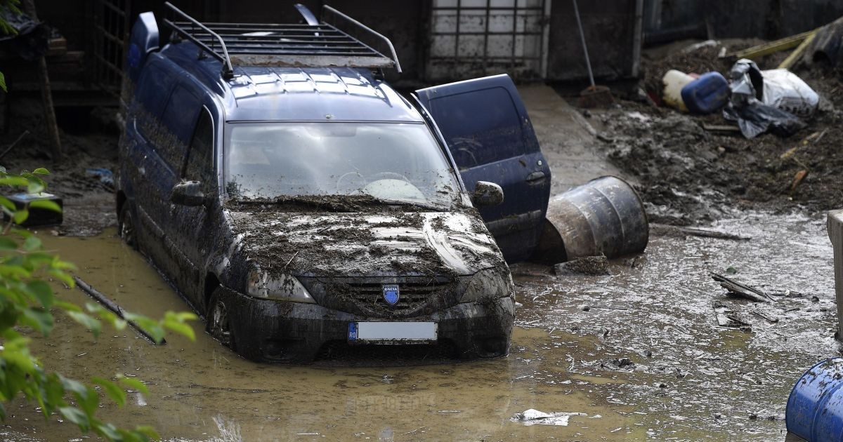 Inundatii in municipiul Busteni, judetul Prahova, marti, 20 iulie 2021. Judetul Prahova s-a aflat sub cod portocaliu, iar in imagine este o masina cu roțile in apă