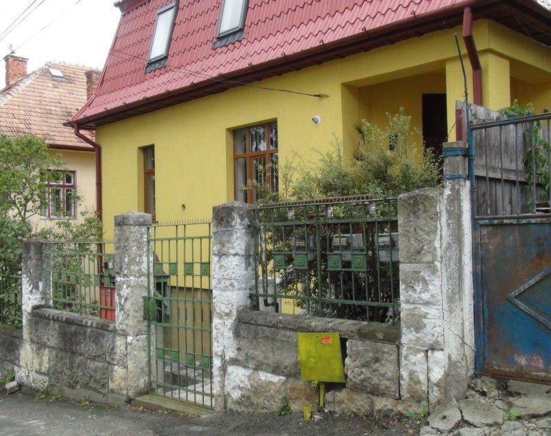 Imagini cu casa din Cluj în care locuiește Florin Piersic. E situată pe malul Someșului și e vopsită într-o nuanță aprinsă