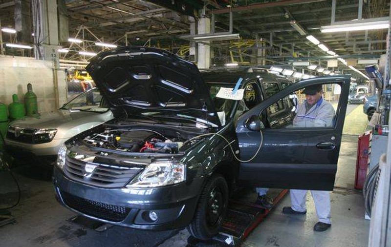 Dacia Mioveni își întrerupe parțial activitatea pentru câteva zile, ca urmare a scăderii comenzilor