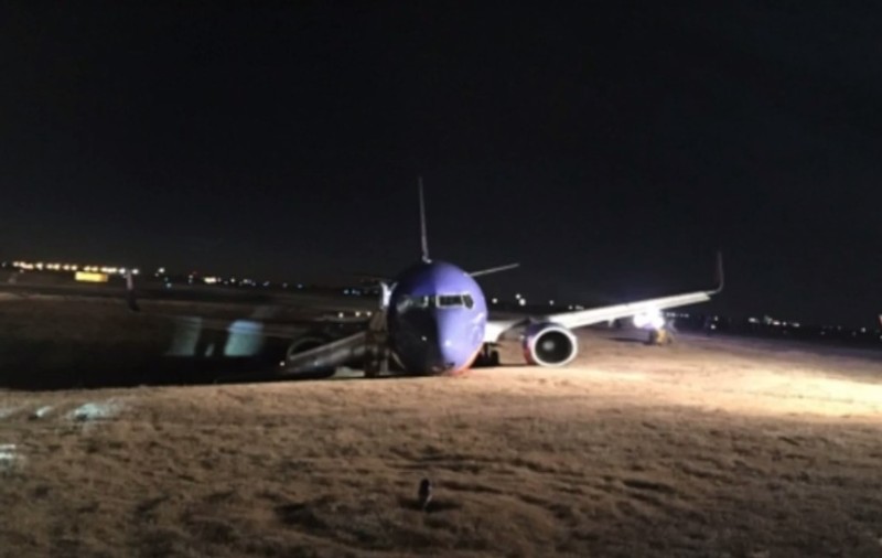INCIDENT pe un aeroport american. Un avion cu 138 de pasageri a ieșit de pe pistă | VIDEO