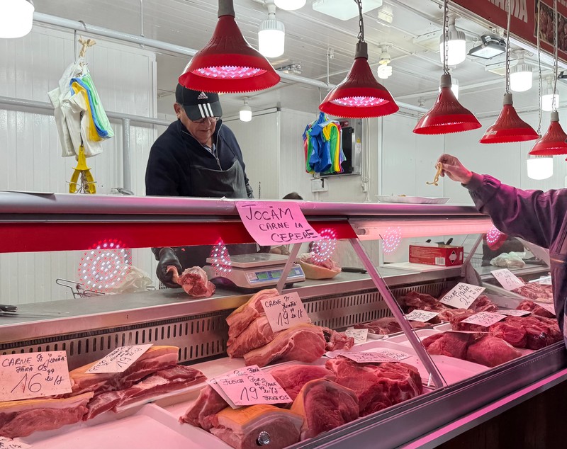 A început bătălia pentru carnea de porc. Reportaj în hala Obor: cât ne costă preparatele pentru sarmale și tobă?