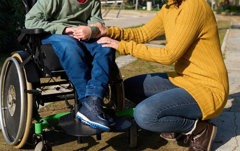 Bani mai mulți pentru copiii cu dizabilități și familiile cu venituri mici. Cine primește până la 900 de lei din luna mai 2026