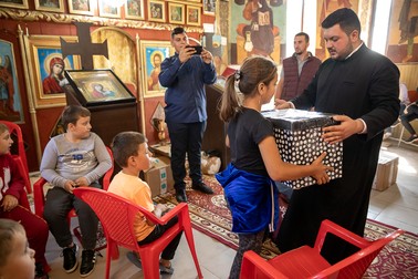 Copiii îşi primesc pachetele trimise de donatori din toată ţara