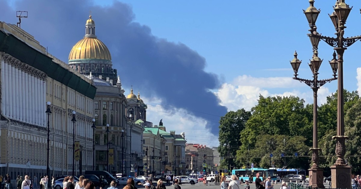 Nor de fum deasupra orașului Sankt Petersburg după atacul ucrainean asupra infrastructurii locale, pe 3 iunie