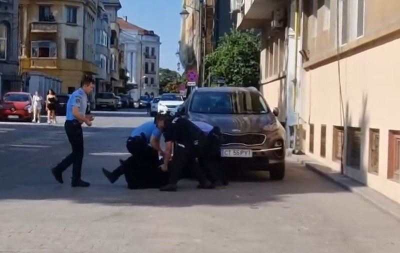 VIDEO | Călugăr din Constanța, scandal cu Poliția pe stradă. A fost pus la pământ și încătușat. Ce spune Arhiepiscopia