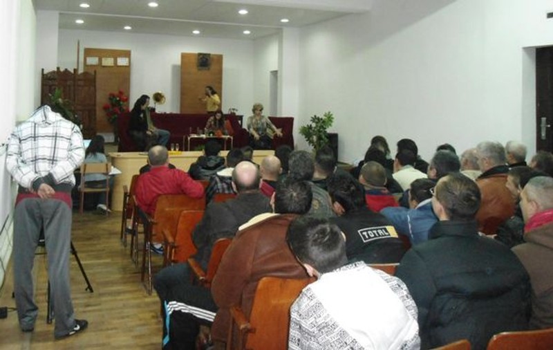Puşcăriaşii de la Jilava au primit în dar de la Moşul o comedie despre soacre