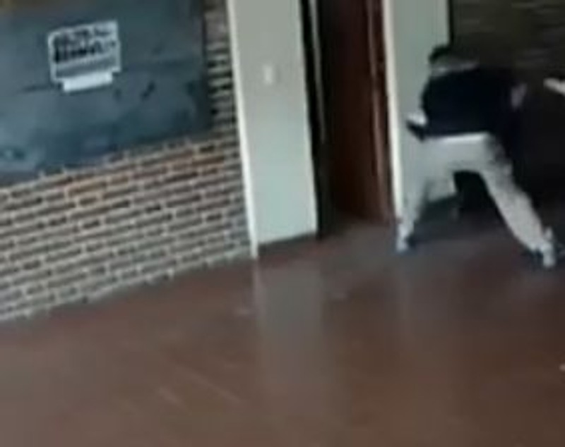 Răzbunarea unui tată vitreg. L-a luat la bătaie pe profesorul care i-a abuzat fiica | FOTO & VIDEO