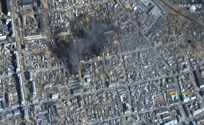 Imaginea surprinde centrul orașului Mariupol, oraș aflat sub asediul trupelor ruse | Foto: EPA / Maxar