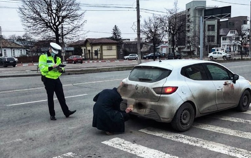 Șoferiță pusă de polițist să-și curețe numerele de înmatriculare la mașină și sancționată, în București