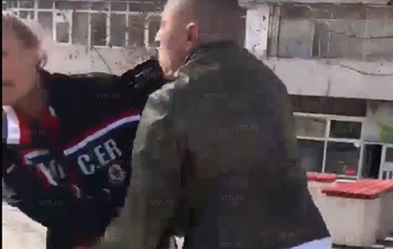 VIDEO | Un vasluian a bătut o femeie pe stradă, de față cu fiica acesteia. Victima a răbufnit la adresa poliției: "Când o să ajung moartă, atunci o să luați măsuri?"