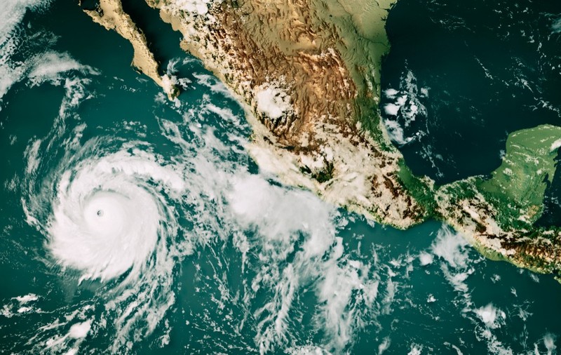 Imagine din satelit care surprinde un uragan masiv, cu un „ochi” clar definit, format în Oceanul Pacific și deplasându-se în apropierea coastei de vest a Mexicului și Americii Centrale.