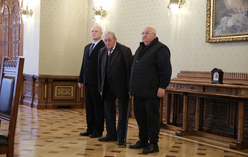 Cine sunt foștii deținuți politic trimiși de PSD la consultările cu președintele Iohannis