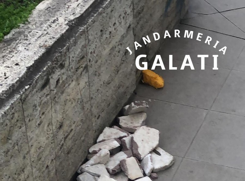 Bucăți de gresie ascunse pe traseul protestului de la Galați FOTO IJJ Galați