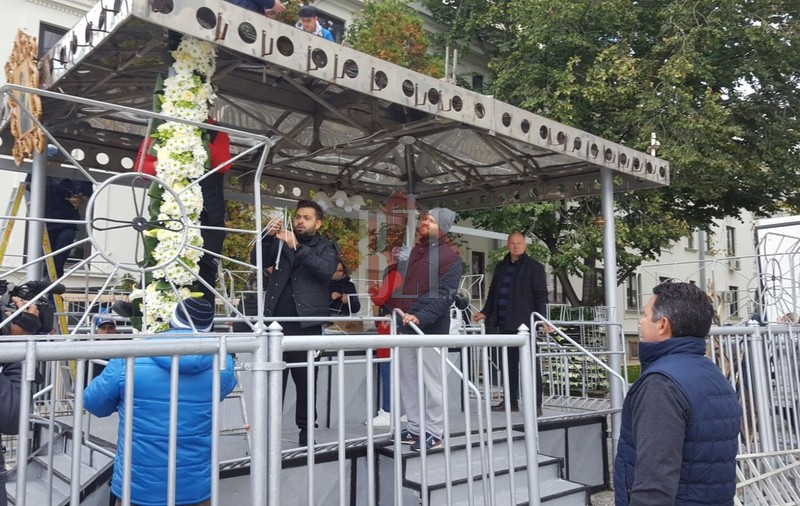 Baldachinul cu racla Sfintei Parascheva, decorat de o familie din București, de peste 10 ani.  „Am vrut să facem o culoare care să specifice bucurie”