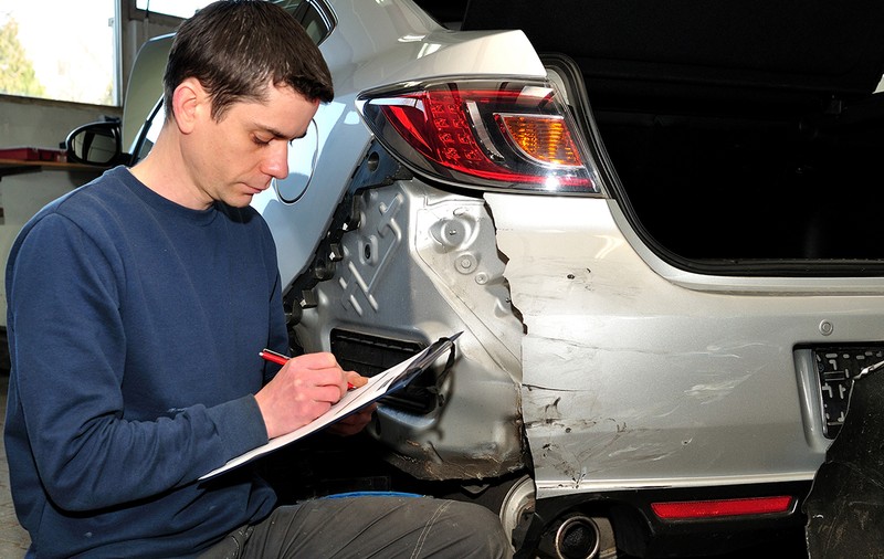 Cum ajung clienții să-și plătească reparațiile, deși sunt asigurați. Service-urile auto se plâng că nu-și primesc banii, asiguratorii acuză facturi umflate