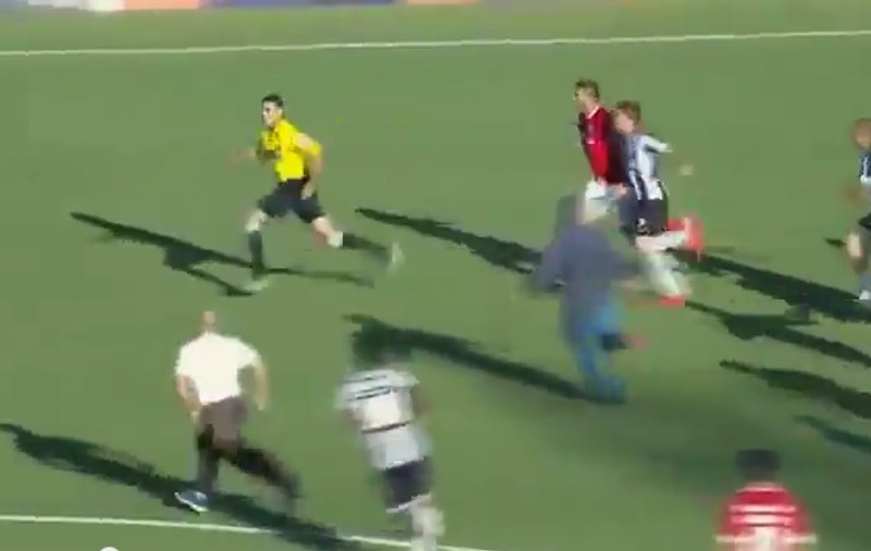 VIDEO / Un arbitru a fugit ca leopardul ca să scape de bătaie