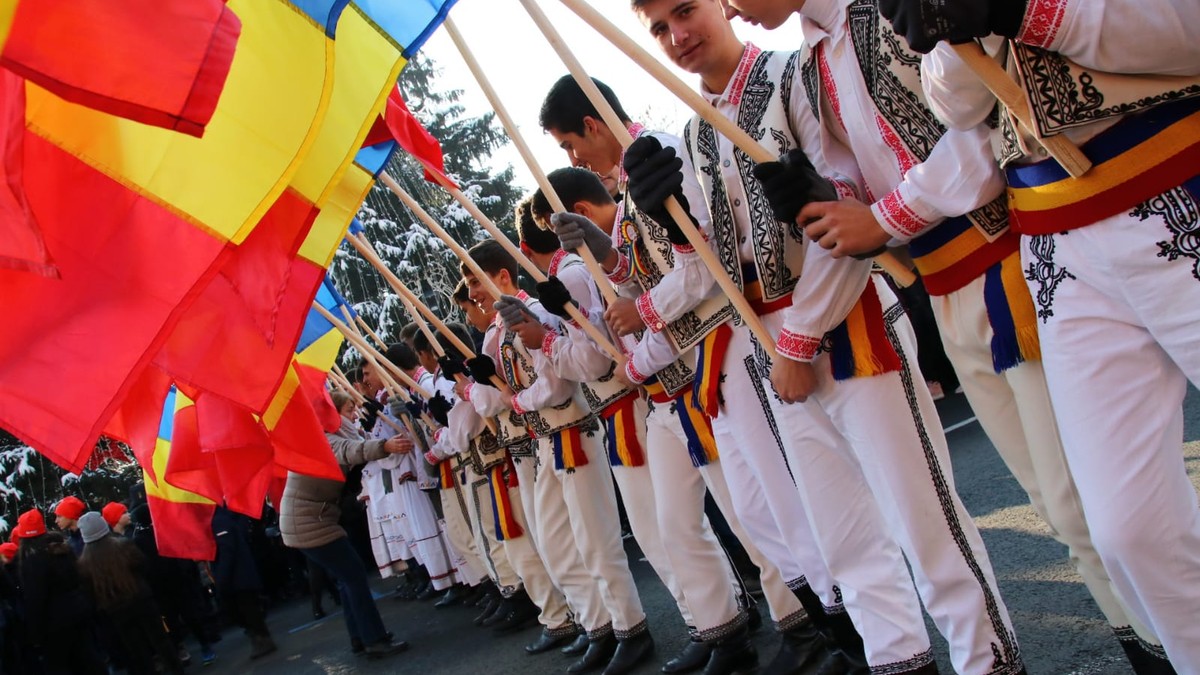 Cinci mii de oameni au îndurat gerul ca să participe la parada de 1 Decembrie