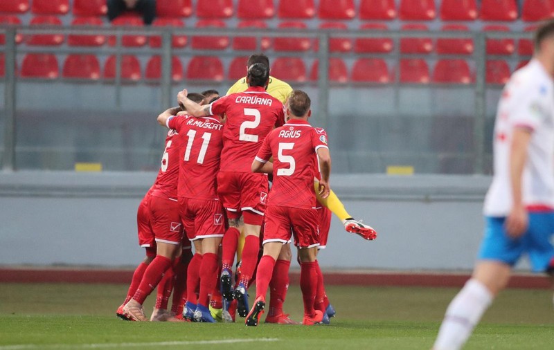 Bucurie de nedescris în vestiarul naționalei de fotbal a Maltei, după victoria cu Feroe. Maltezii și-au făcut poză cu clasamentul | VIDEO
