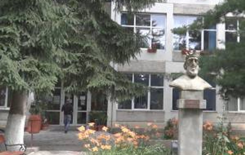 Încă un caz de COVID-19 în școală. O elevă din Gura Humorului este internată împreună cu mama sa