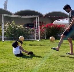 Al Muftah a crescut jucând fotbal cu mănuși sau pantofi pe mâini. Foto: Captură Video Instagram