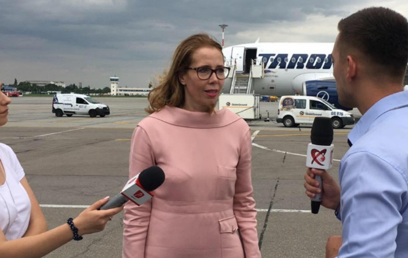 Fosta șefă a TAROM susține că ministrul Transporturilor i-a cerut să întârzie avioanele cu cinci ore în ziua moțiunii. Cei doi au fost filmați discutând în fața casei lui Mezei | UPDATE