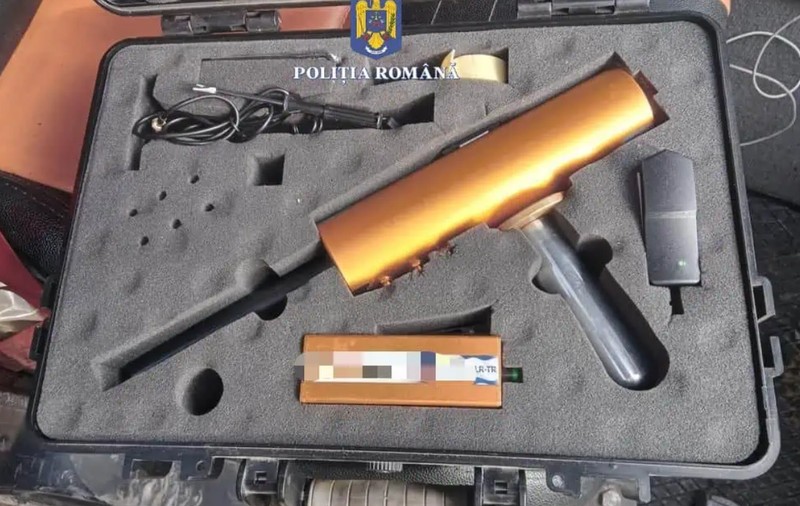 Căutători de comori, prinși în flagrant de polițiștii din Alba. Făceau săpături cu excavatorul