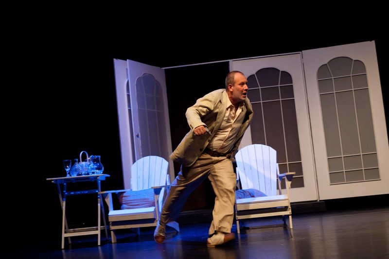 Busu, în ”Marfa vie”. Este piesa cu care a revenit în teatru în 2011, după 11 ani de absență. De atunci, e nelipsit ”de pe scândură”, cum numesc actorii scena teatrului