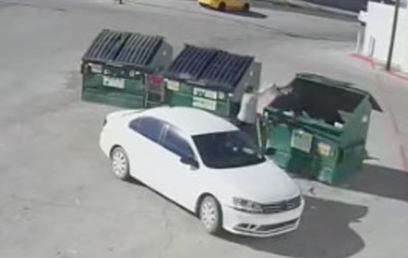 Bebeluș salvat în SUA, după ce a stat 6 ore într-un tomberon, unde îl aruncase mama de 18 ani
