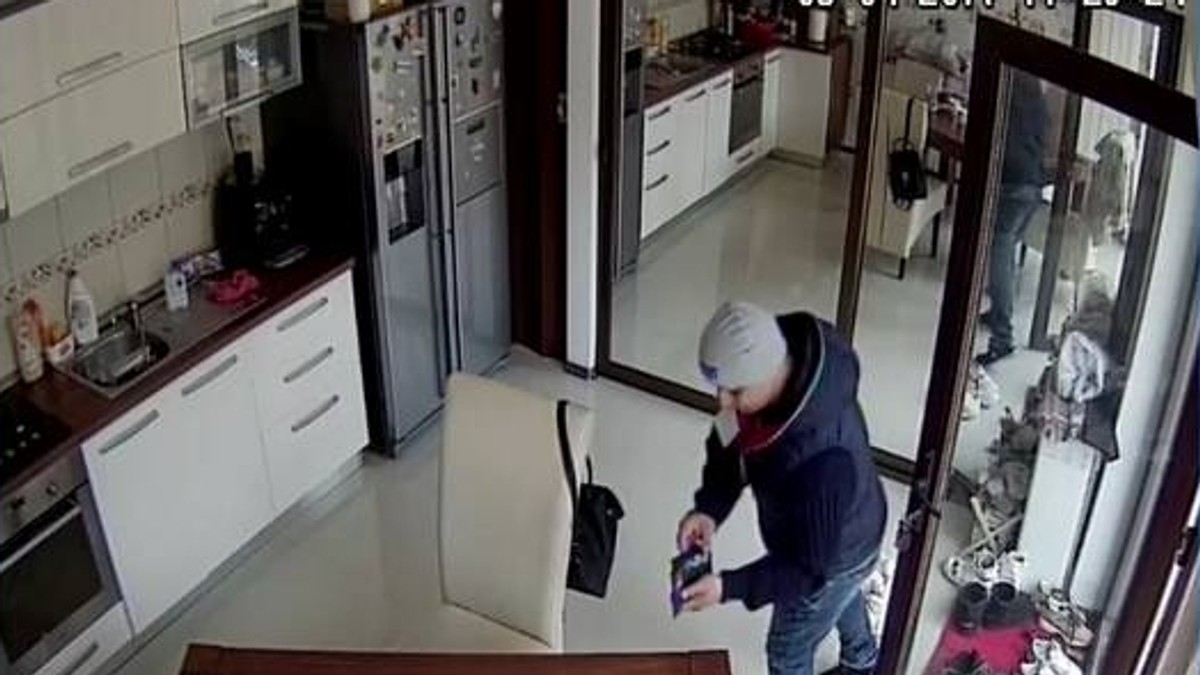 Baschetbalistul Tudor Adrian, jefuit în propria casă din Pitești. Sportivul și iubita sa erau în locuință când hoțul a dat lovitura