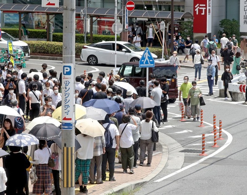 Japonezii au format cozi uriașe pentru a-i aduce un ultim omagiu lui Shinzo Abe. Munte de flori în locul în care a fost asasinat